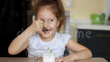 小女孩吃酸奶和干酪。 儿童早餐食品乳制品